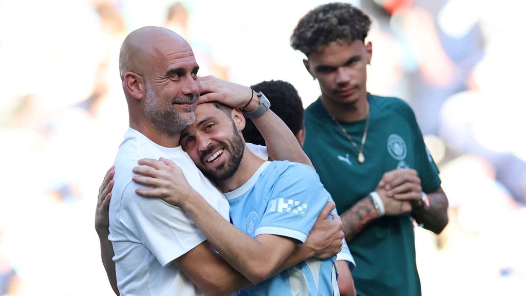 Guardiola y Bernardo Silva se besan tras su último partido con el Manchester City.