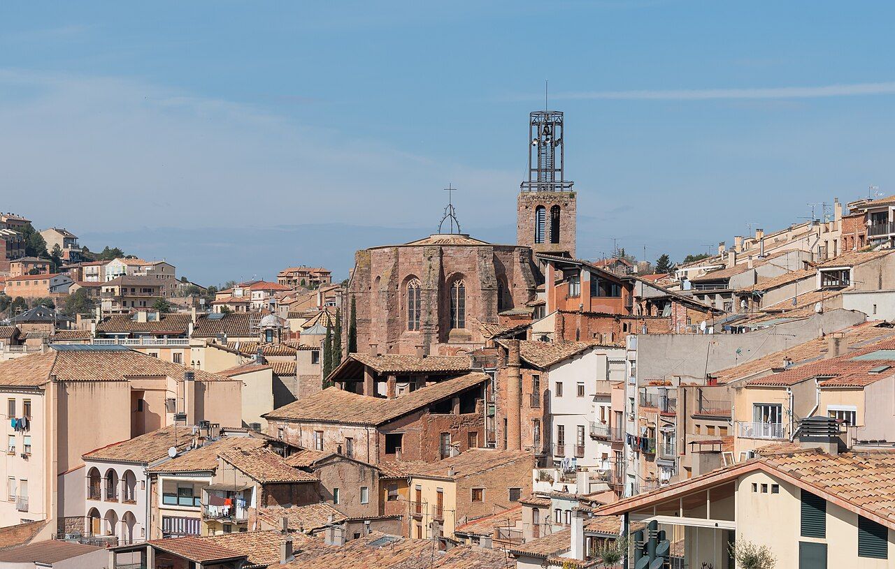 Vista del casco urbano con la iglesia de San Miguel
