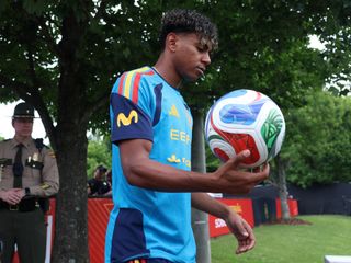 Lamine Yamal, antes del entrenamiento.