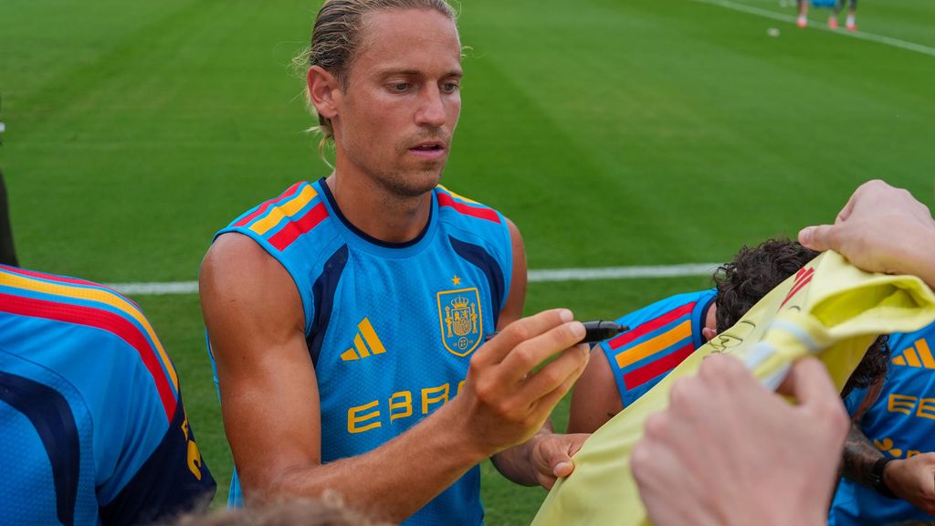 Marcos Llorente firmando autógrafos en el mitin español en Chattanooga.