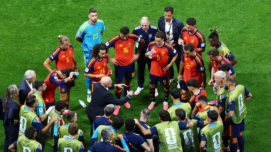 Luis de la Fuente dando instrucciones durante el descanso de hidratación de la primera parte.