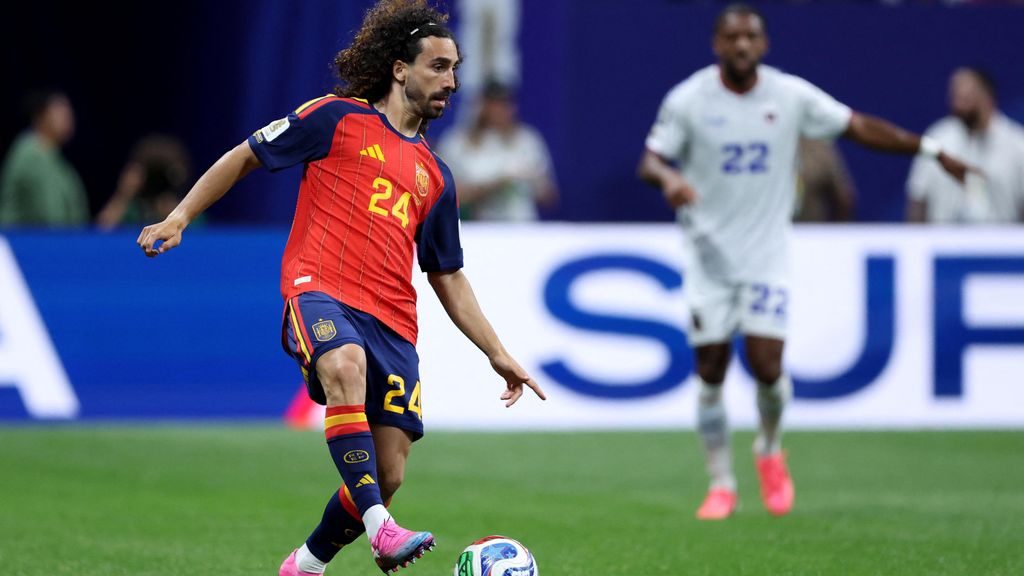 Cucurella, durante el debut de España en el Mundial de la FIFA.