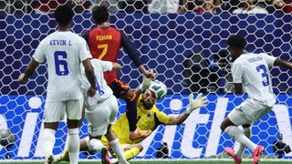 Vozinha detiene una oportunidad de Ferran Torres durante el partido del Mundial.