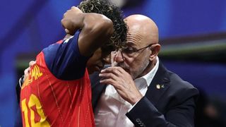 Luis de la Fuente da instrucciones a Lamine Yamal.