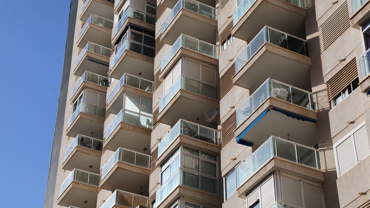 Unas terrazas de un edificio.