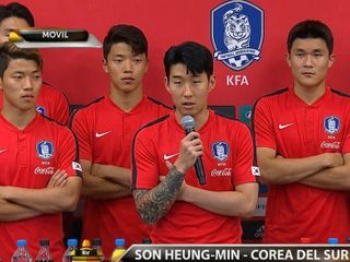 Jugadores surcoreanos hablando con la prensa del país.