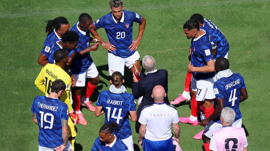 Didier Deschamps, rodeado de jugadores franceses en el descanso.