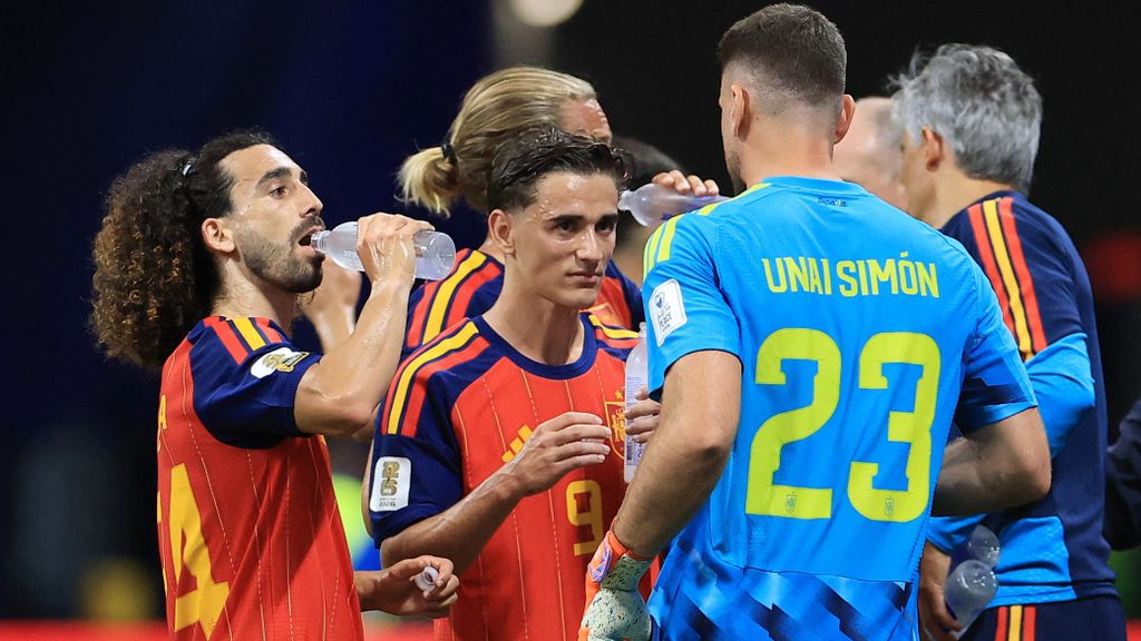 Cucurella se hidrató durante uno de los descansos.