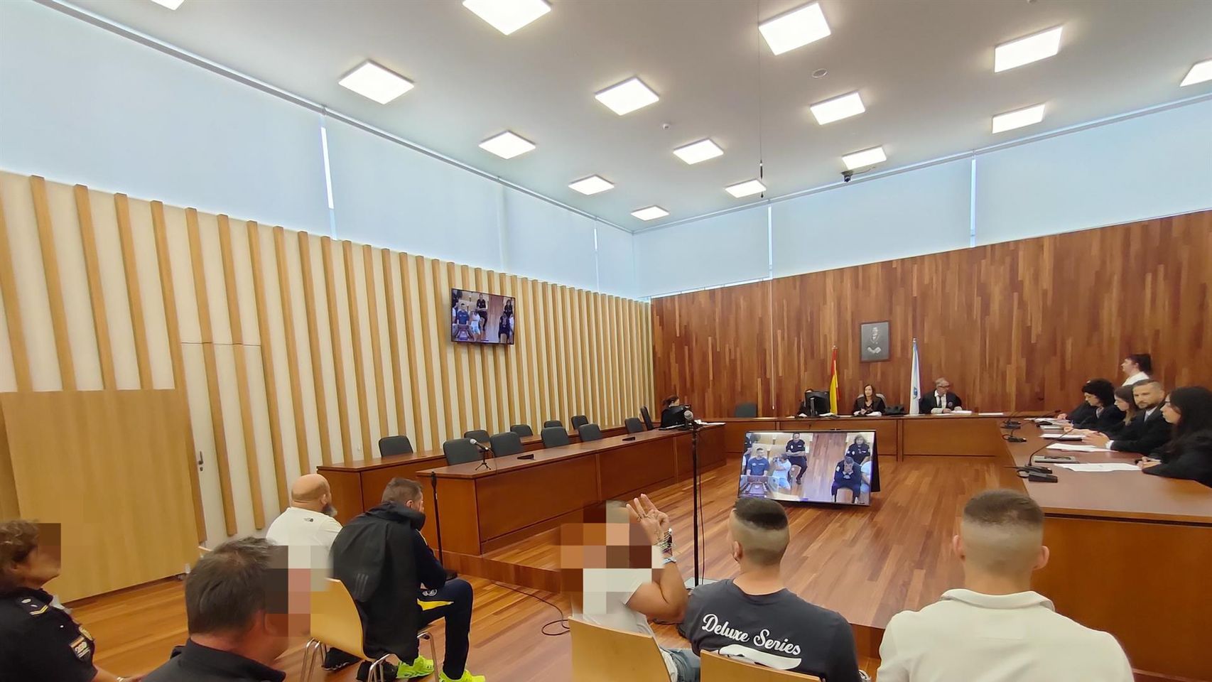 Juicio a los cinco acusados por asaltar a un nonagenario en su casa de Vigo, al que dieron una paliza para robarle dinero, en julio de 2025.