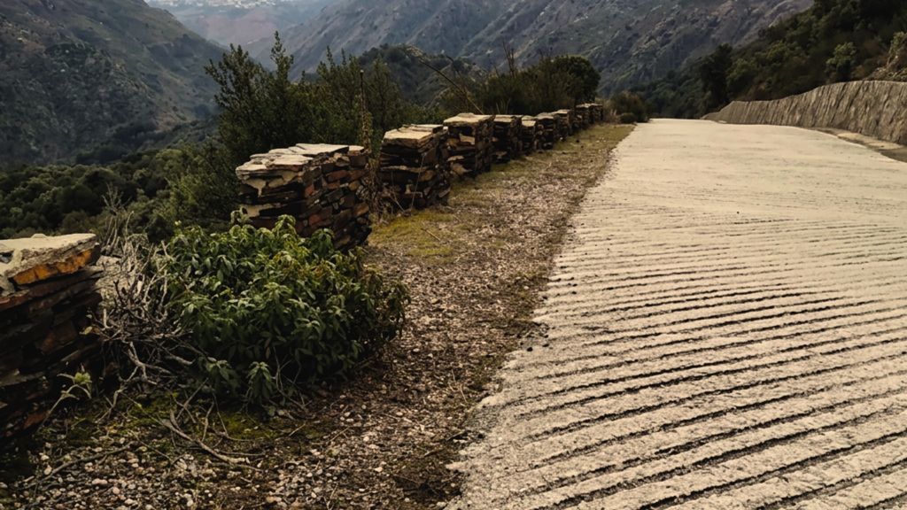 Los muretes laterales que protegen la carretera.