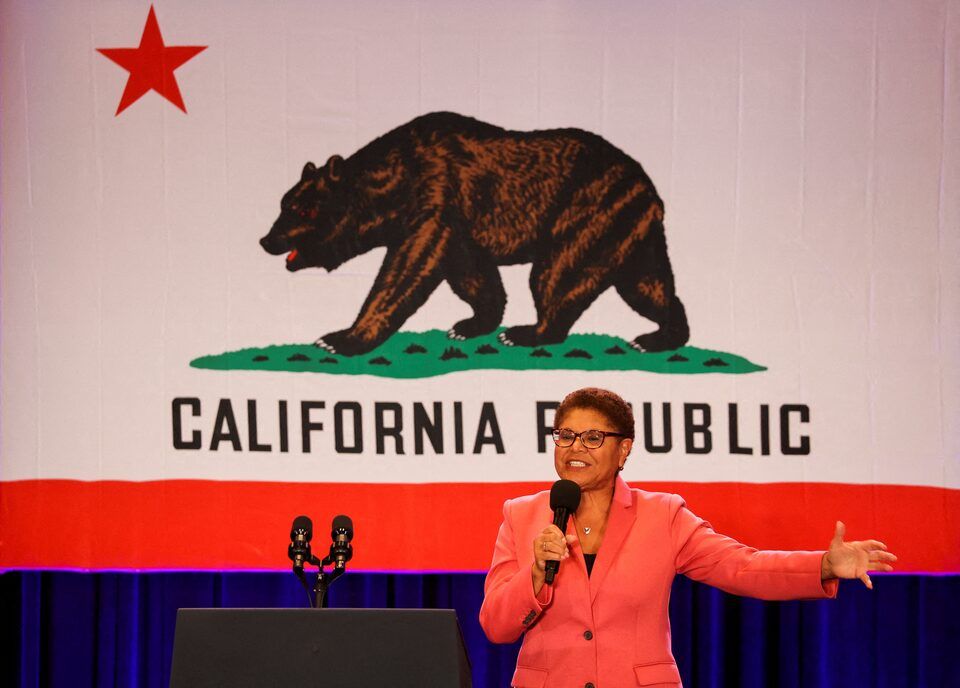 La alcaldesa demócrata de Los Angeles, Karen Bass, durante su campaña en 2022.