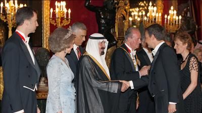 José Luis Rodríguez zapatero, acompañado de Sonsoles Espinosa, saludando al rey de Arabia Saudí en la cena oficial en Zarzuela.