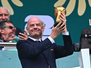 El presidente de la FIFA, Gianni Infantino, sostiene el trofeo de la Copa del Mundo durante la ceremonia inaugural.