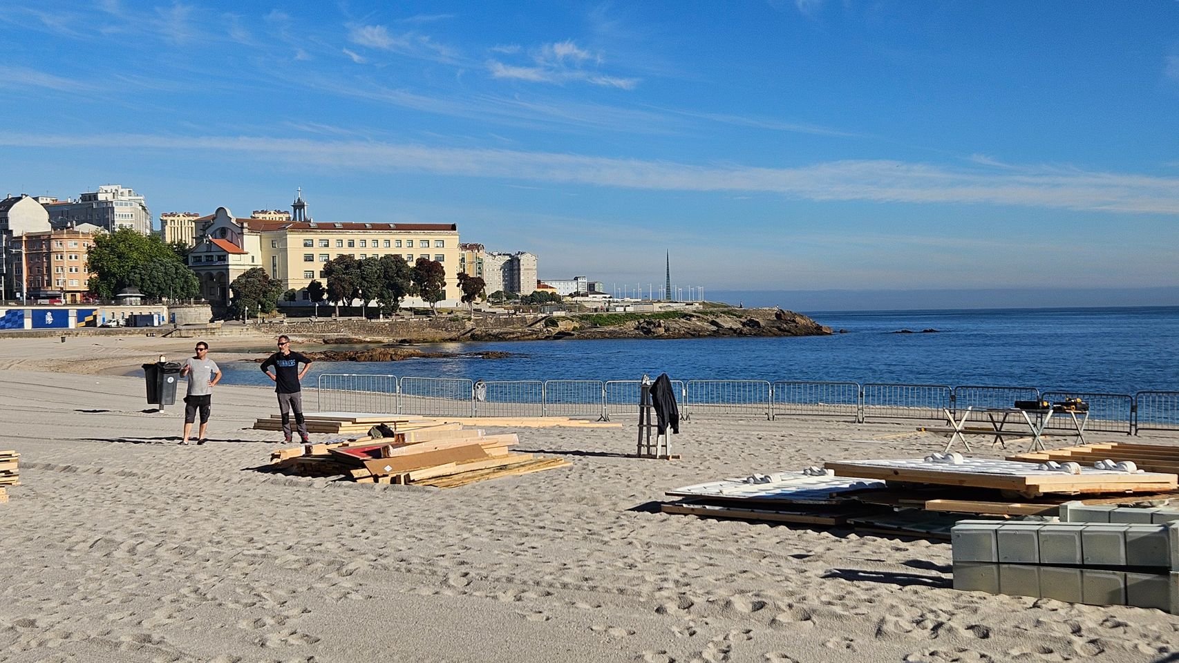 Montaje de la falla de San Juan en A Coruña.