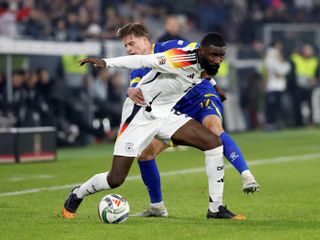 Antonio Rüdiger sostiene el balón durante el partido contra Bosnia.