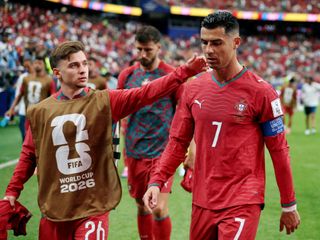 Cristiano Ronaldo consolado por un compañero durante el debut de Portugal en el Mundial.