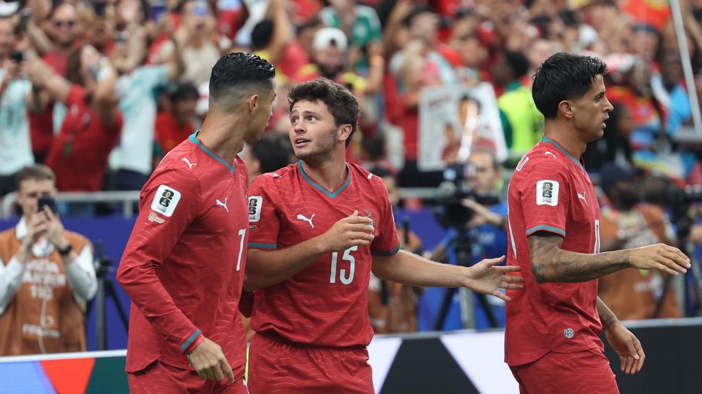 Cristiano Ronaldo y Joao Neves, durante el debut de Portugal en el Mundial.