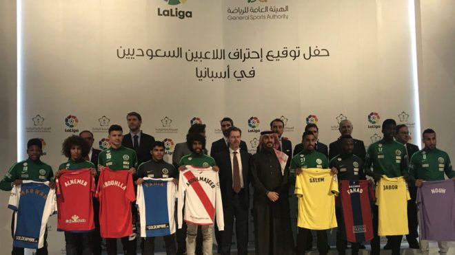 Los nueve jugadores saudíes posan con las camisetas de su selección en España.