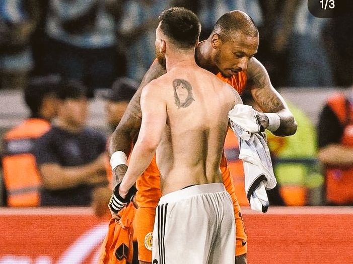 Eloy Sala intercambia camisetas con Messi.