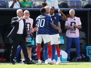 Mbappé y Olise celebran un gol contra Senegal.