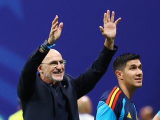 Luis de la Fuente celebra la victoria ante Arabia Saudita.