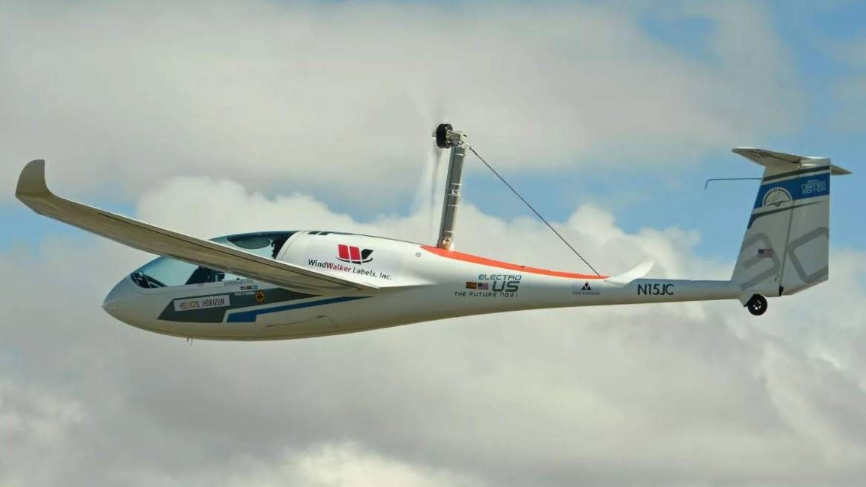 El piloto español Miguel Iturmendi volando con el Helios Horizon.