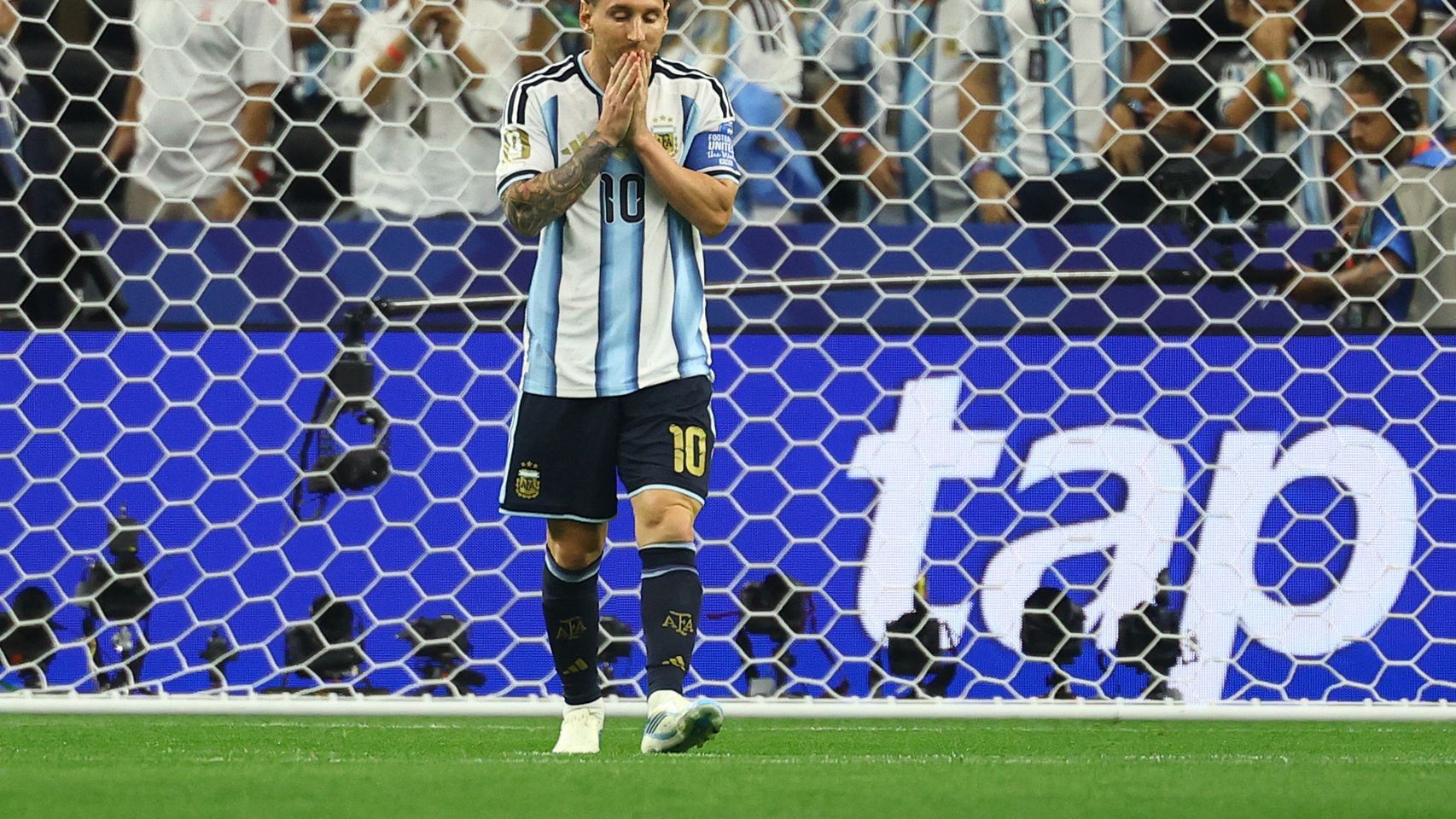 Messi se arrepiente tras fallar el penalti.