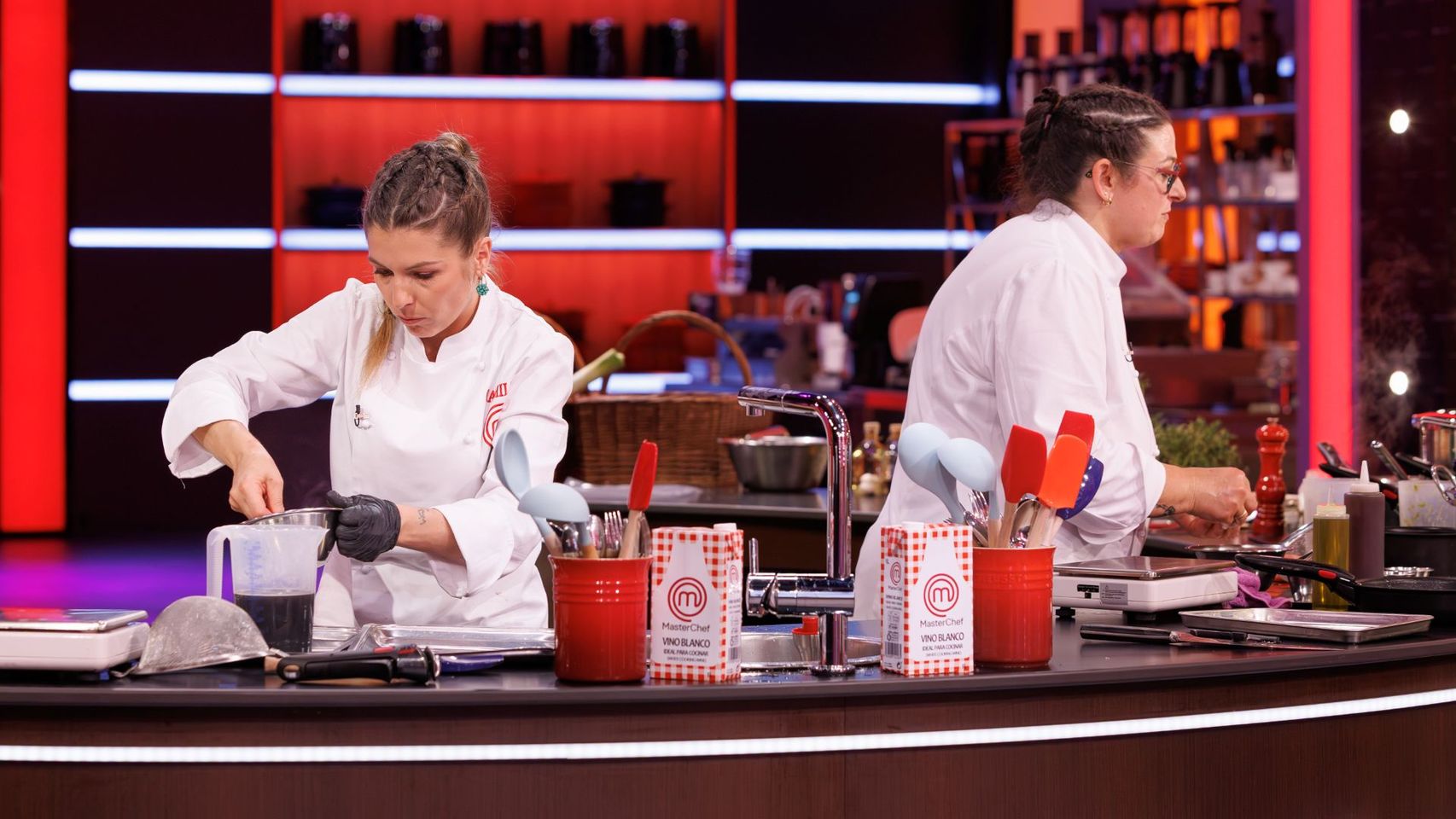 Camilla, a la izquierda, y Annie, a la derecha, en el duelo final de 'MasterChef 14'.
