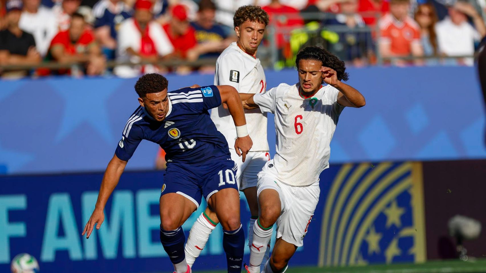 Ayyoub Bouaddi compitiendo por un balón durante el Mundial Escocia - Marruecos.