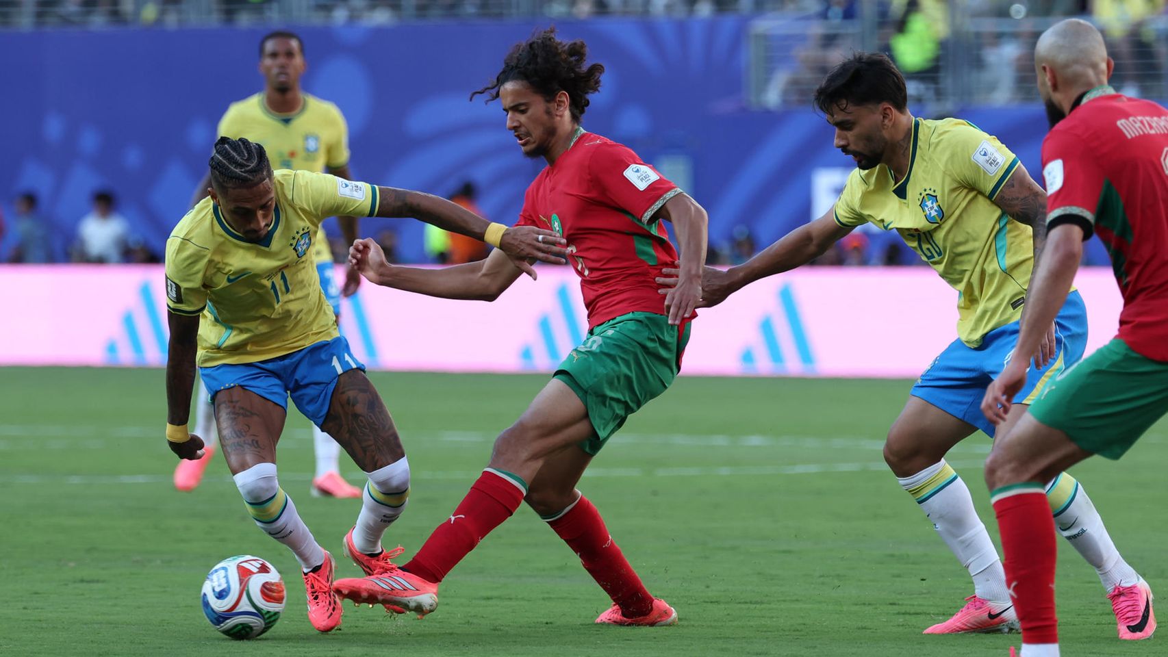 Ayyoub Bouaddi da un pase durante el Mundial Brasil - Marruecos.