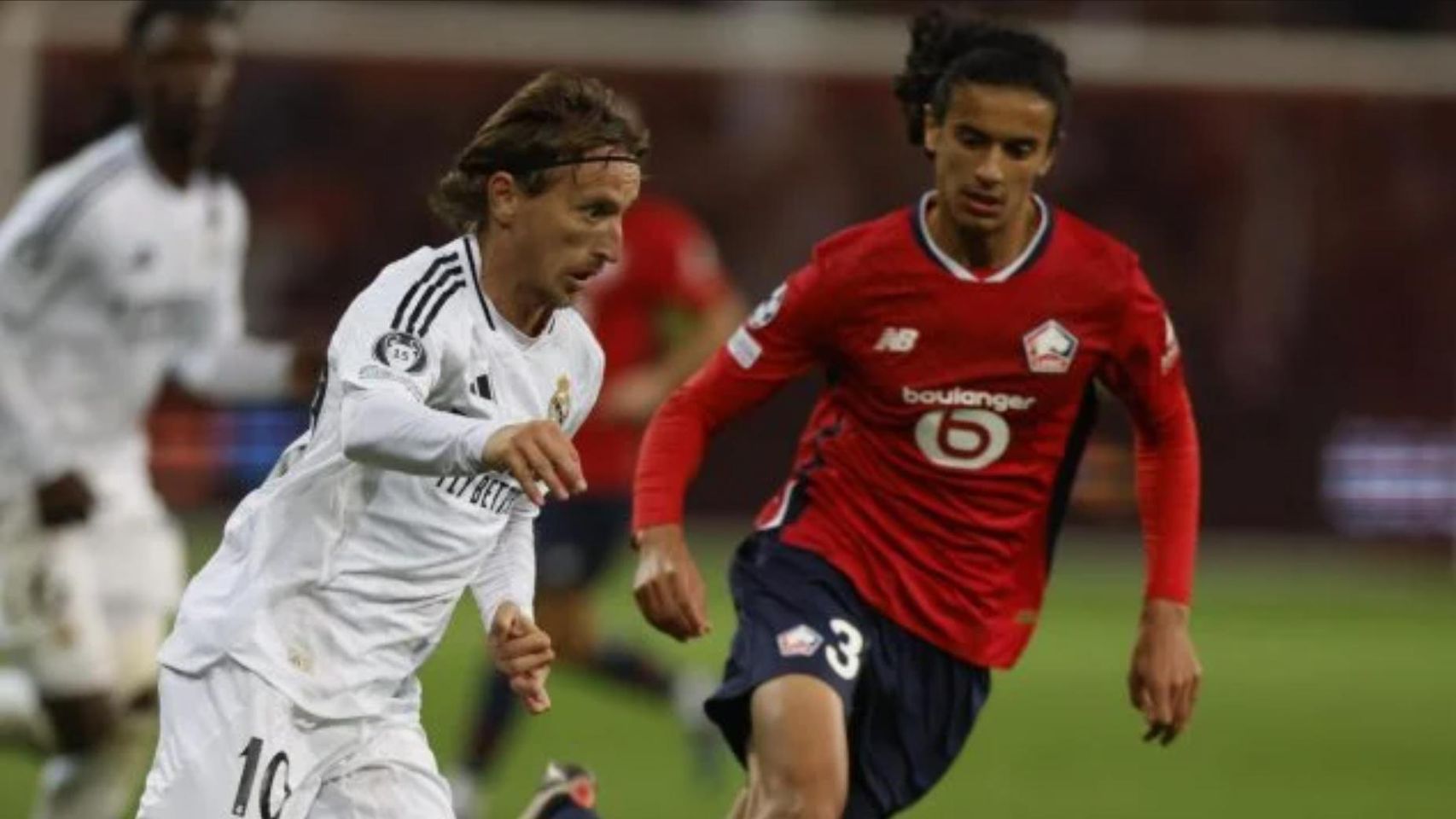 Ayyoub Bouaddi, durante un partido con Modric en el Lille - Real Madrid que tuvo lugar en 2024.