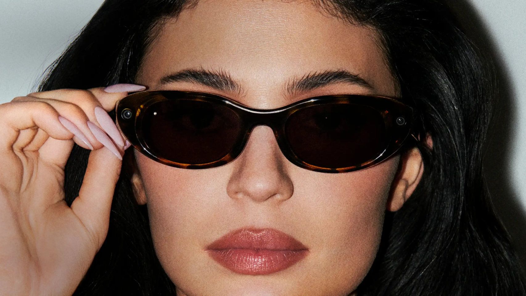 Kylie Jenner con las gafas de Meta