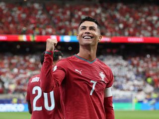 Cristiano Ronaldo celebra su segundo gol en la victoria ante Uzbekistán.