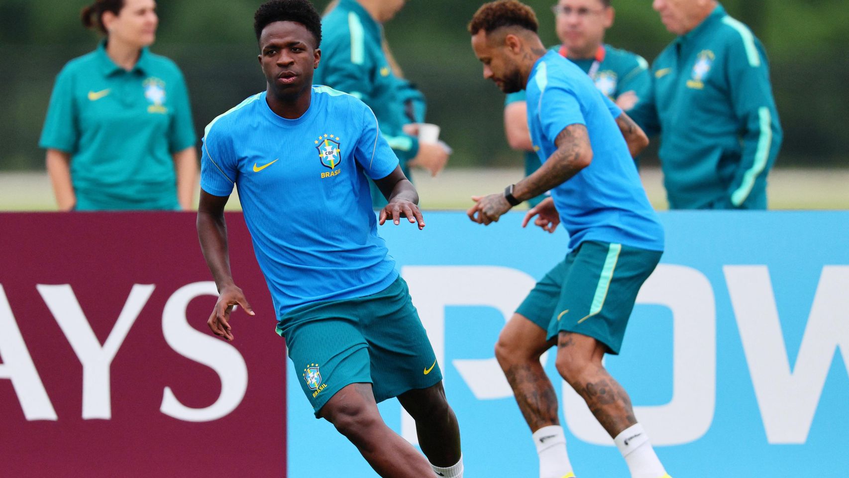 Vinicius y Neymar, durante un calentamiento de la selección brasileña.