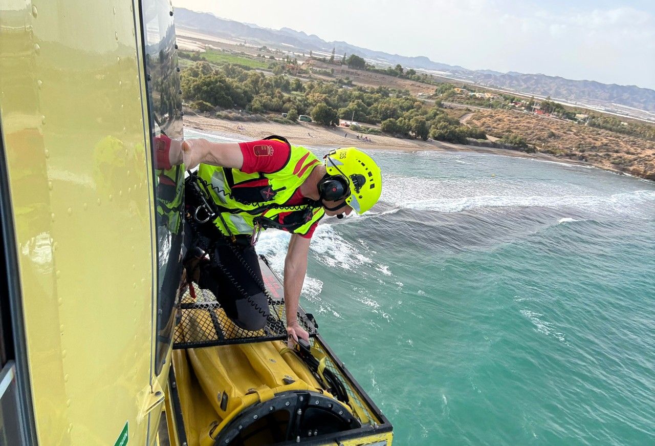 El helicóptero de la Dirección General de Emergencias se movilizó para localizar el cuerpo de Ismael en la playa de Matalentisco.