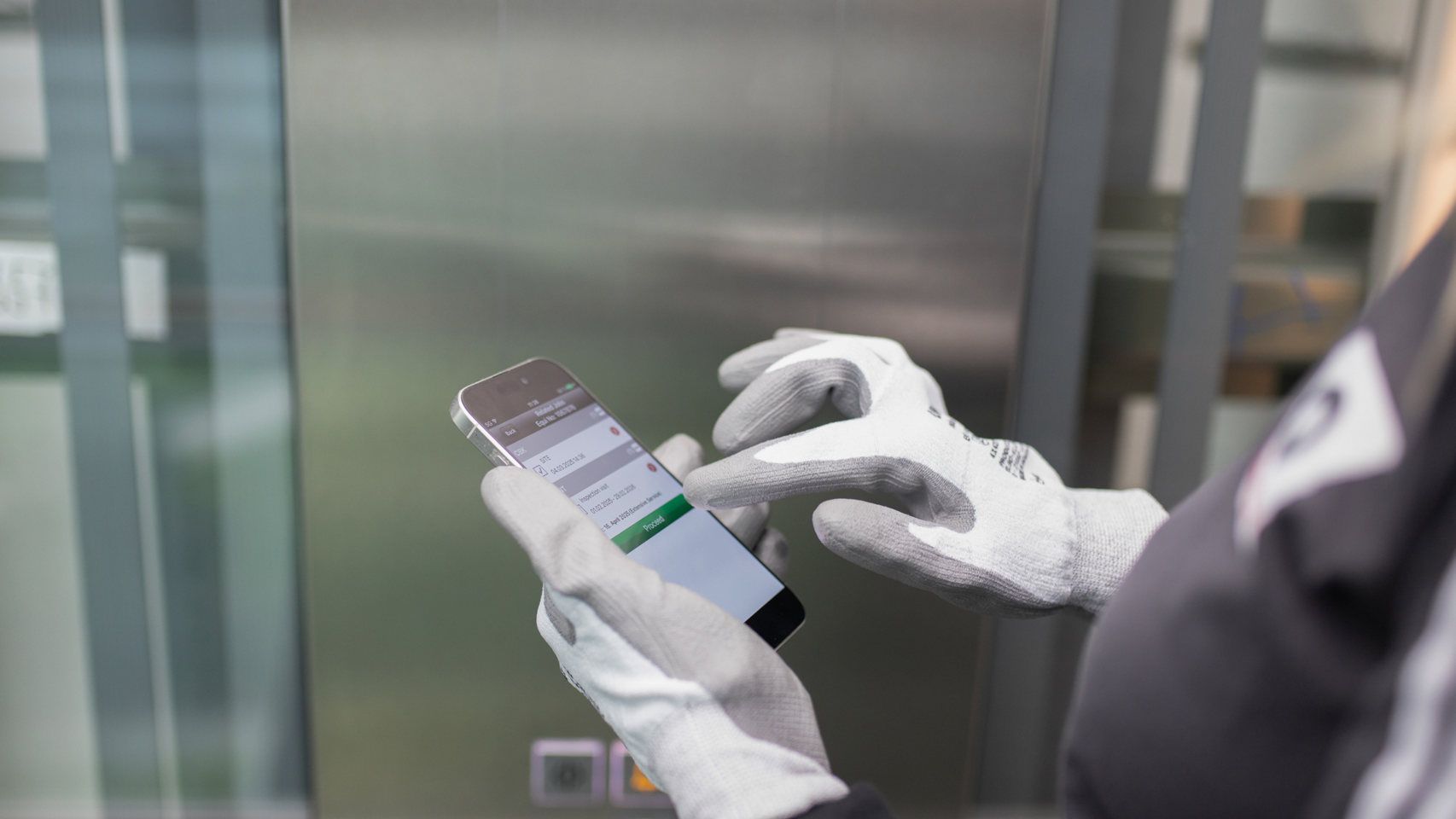 Un técnico de servicio inspecciona un ascensor