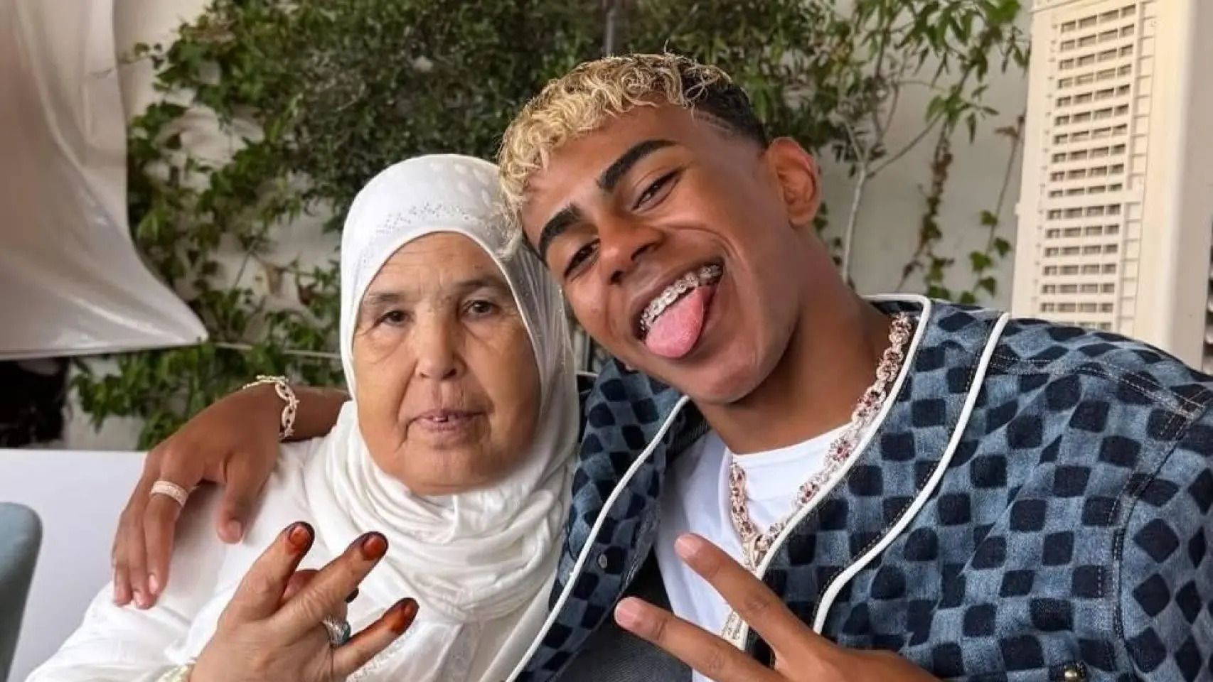 Lamine Yamal celebra su cumpleaños en La Cúpula con su abuela.