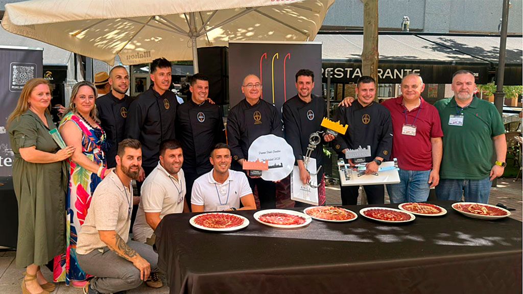 Ganadores y foto de familia del concurso de cortadores de jamón.