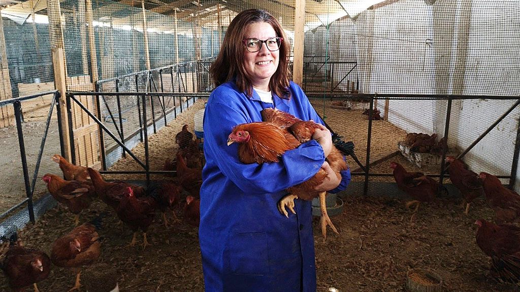 Angélica Nieto González, dueña de la Granja Capón de Matapozuelos, con sus animales. 