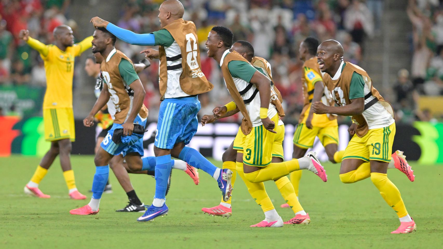 Los jugadores sudafricanos celebran su paso a la fase de grupos del Mundial