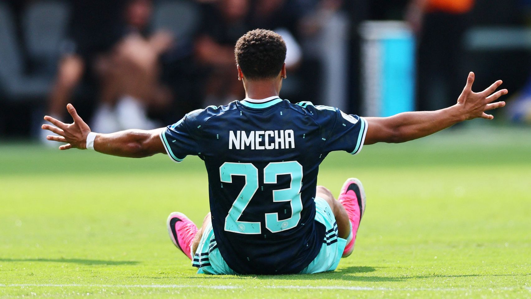 Nmecha reclama una falta durante el partido contra Ecuador.