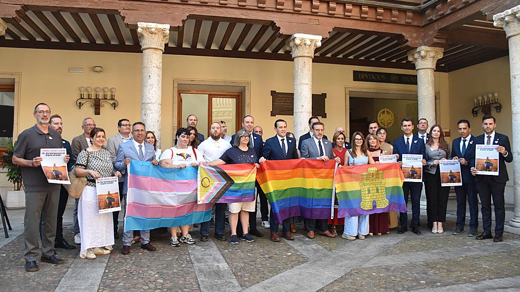 Los grupos de la Diputación de Valladolid, salvo Vox, con la bandera LGTBI.jpg