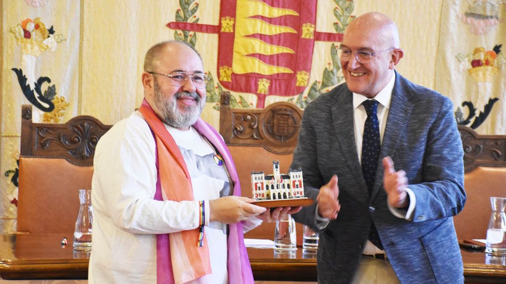 Jorge Calvo junto al alcalde Jesús Julio Carnero.