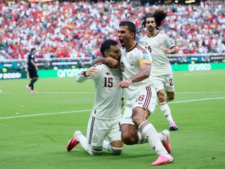 Baena, Rodri y Cucurella celebran el gol de España ante Uruguay.