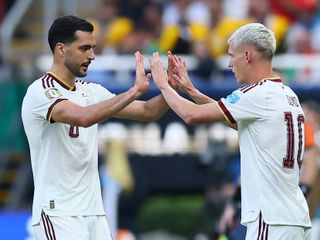 Dani Olmo y Mikel Merino se felicitan.