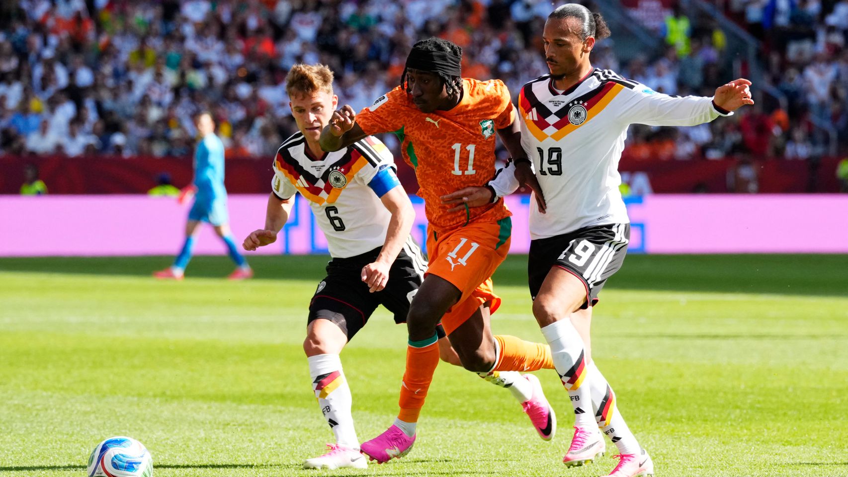 Diomande, presionado por Sané y Kimmich.