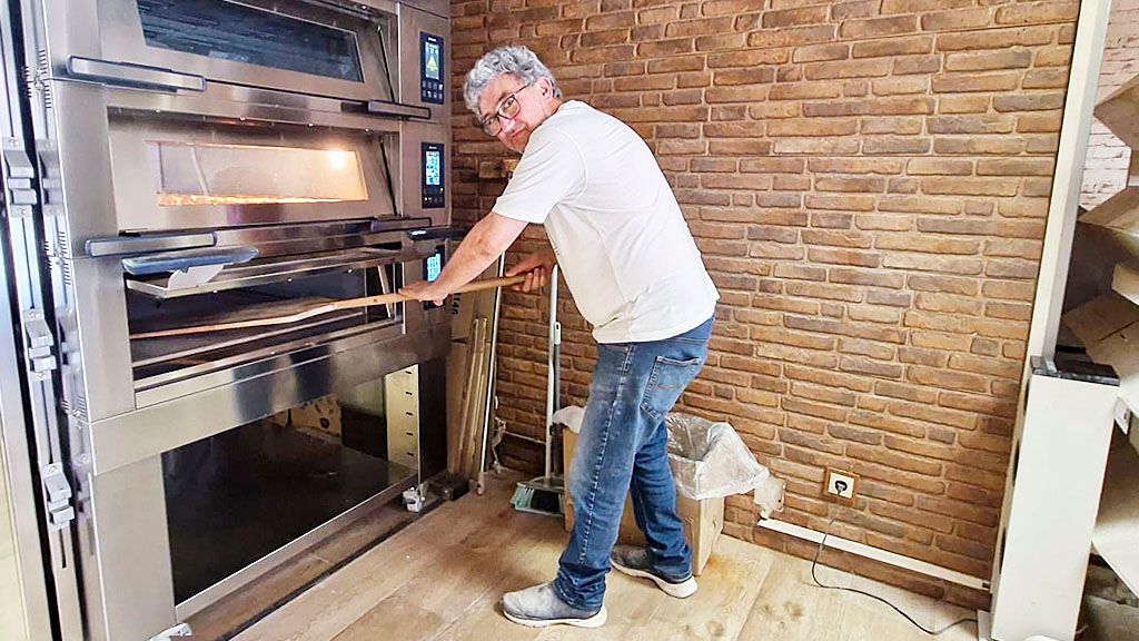 Javier trabajando en su obrador de Villanubla.