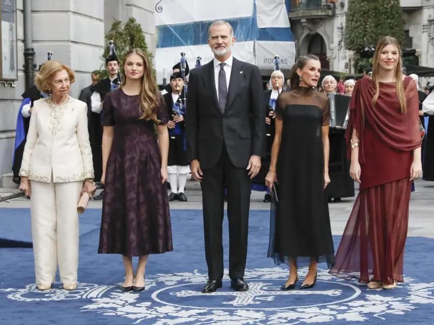 La Familia Real posa ante los medios durante la celebración de los Premios Princesa de Asturias 2025.