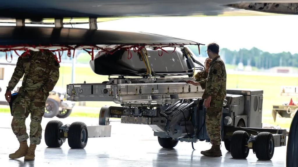 Misil antibuque de largo alcance AGM-158C siendo colocado en la bodega interna del B-2