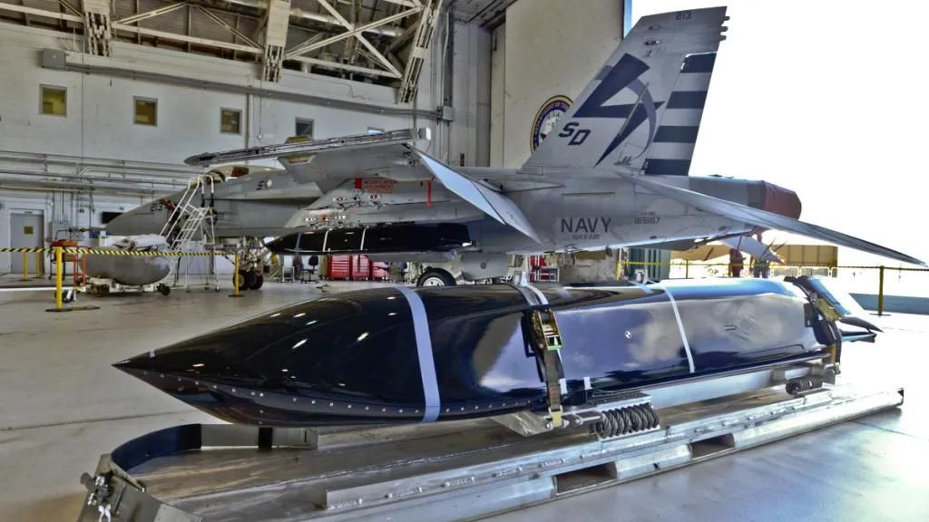 Dos misiles antibuque de largo alcance AGM-158C junto a un F/A-18 Hornet de EEUU